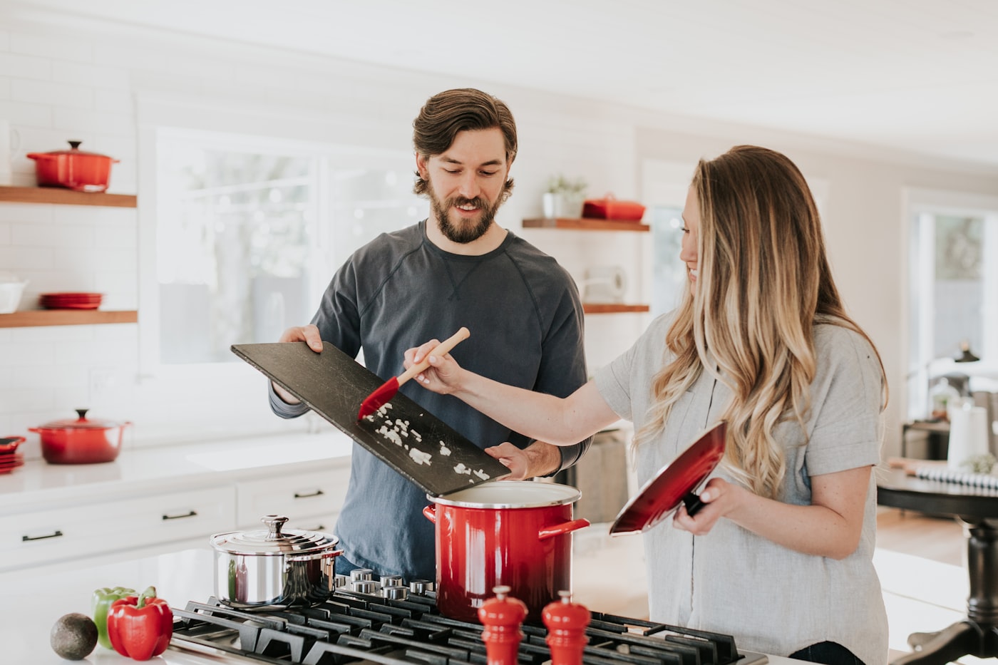 Cuisinier au plan de travail